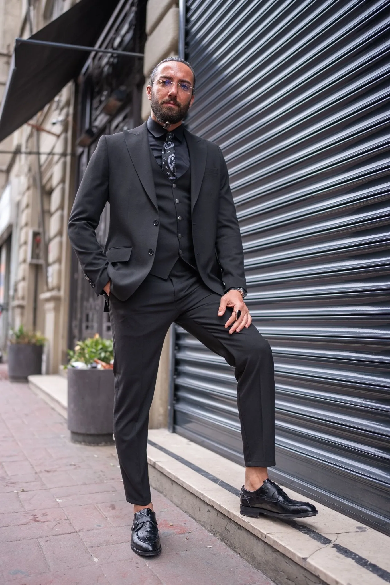 Metropolitan Noir Black Suit